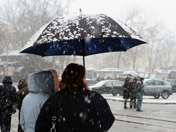 Погода на ближайшие дни удивит украинцев: на смену теплу придет снег и мороз