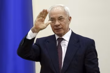 Суд повернув пенсію "бідному" Азарову