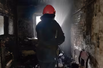 На Хмельнитчине из горящего дома спасли его 11-летнюю девочку, фото km.dsns.gov.ua