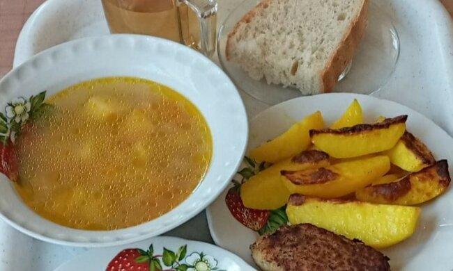 Шкільне меню в Україні стало більше та різноманітніше: рибка, йогурт і банан