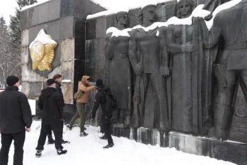 У Львові нарешті знесли стелу Монумента слави: не пройшло і року