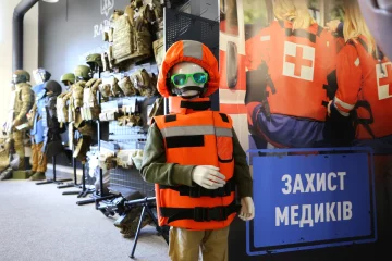 Дитяча броня, кераміка та рідкий азот: повний цикл створення українського бронежилета – від поліетилену до фронтових тестів