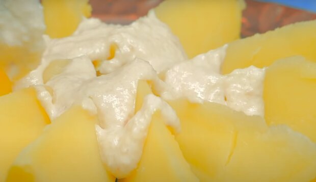 Запеченный картофель с соусом, фото: кадр из видео