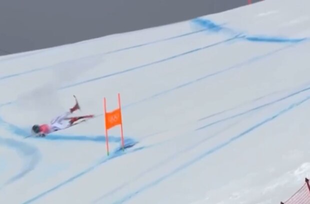 Французская спортсменка травмировалась во время спуска на лыжах, скриншот