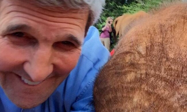  Джон Керрі зробив селфі зі слоненям