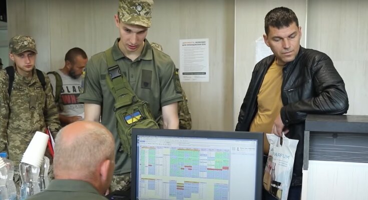 Військовозобов'язані проходять ВЛК. Фото: youtube