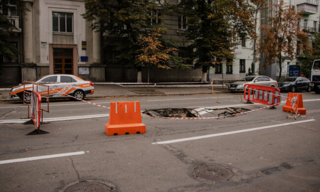 Возле ОП Зеленского асфальтовое покрытие ушло под землю