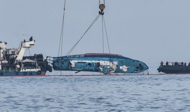 Поиски тел погибших с затонувшего катера "Иволга" продолжаются