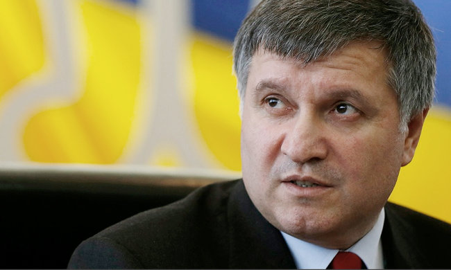 Дачу Авакова в Італії заклеїли фотографіями мертвих активістів: "дошка досягнень"