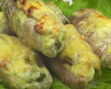 Сочные куриные рулетики с сыром и чесноком – простая закуска для всей семьи