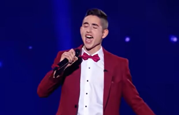 Переможець "Голосу країни" з Тернопільщини проміняв мікрофон на форму касира: "Закохався, треба заробляти"