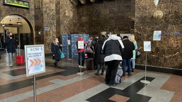 Проверка ковид-сертификатов на вокзалах,ф ото "Украина Сейчас"