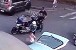 Байкери побили хлопця та дівчину, кадр з відео