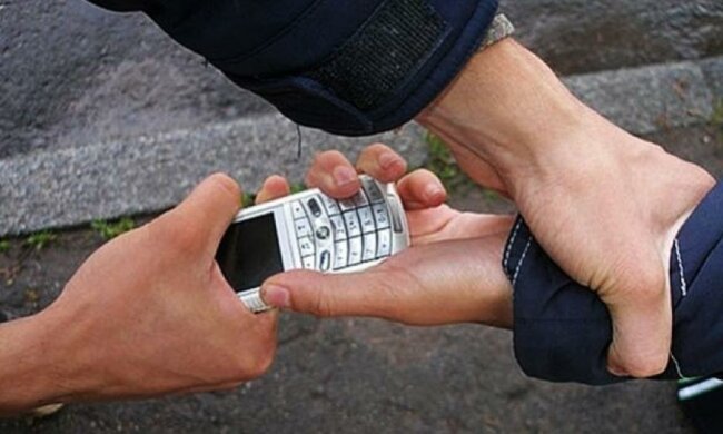 Лже-полицейский грабит детей в Тернополе