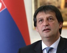 Міністра оборони Сербії звільнили за образу журналістки