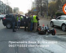 Іномарка знесла мотоцикл в центрі Києва: двоє постраждалих