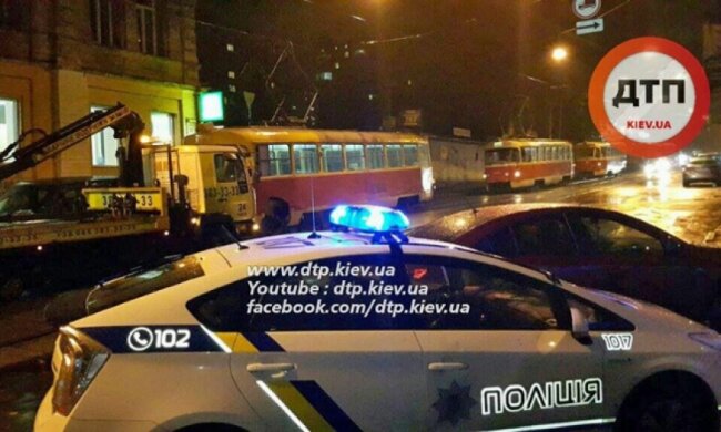 Столичная полиция спасла трамвай от "героя парковки" (фото)