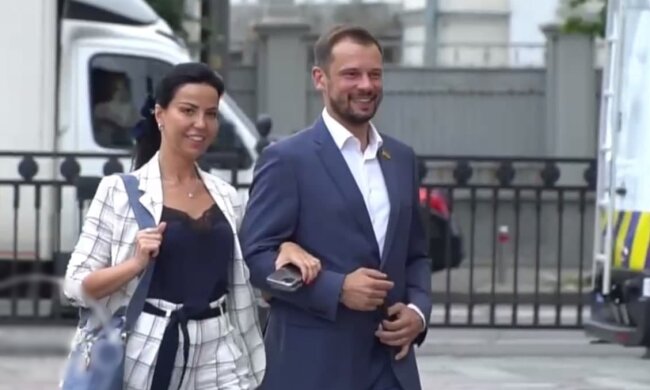 Оксана Дмитрієва та Сергій Бабак, скріншот з відео