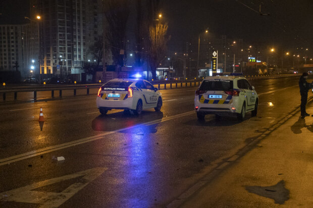 Киевлянин влил в себя "0,7" и сел за руль, копы едва достали пьяное тело - видео скандала