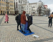 Міні-провокація: в центрі Києва витерли ноги об прапор ЄС