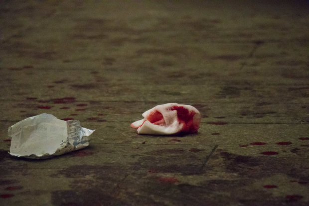 В центре Киева жестоко изрезали мужчину: еле дополз до метро