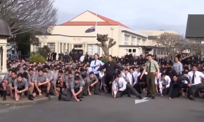 Ученики исполнили военный танец маори на похоронах учителя (видео)