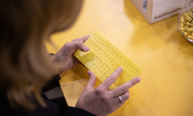 Олена Зеленська відвідала музей для людей з вадами зору