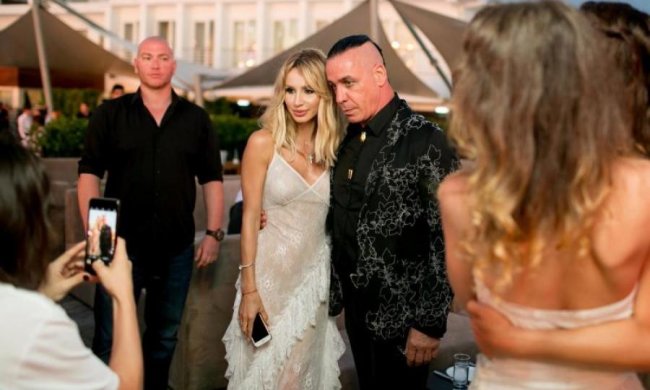 У Лободи грають гормони: співачка завалила соцмережі оголеними фото