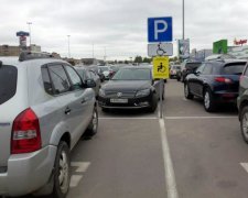 Київські жлоби спотворили своїми авто тротуарну плитку