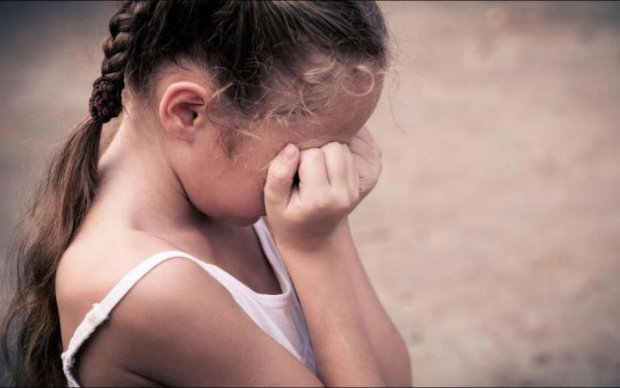 Как таких земля носит: 7-летняя девочка стала жертвой своих родителей-извращенцев