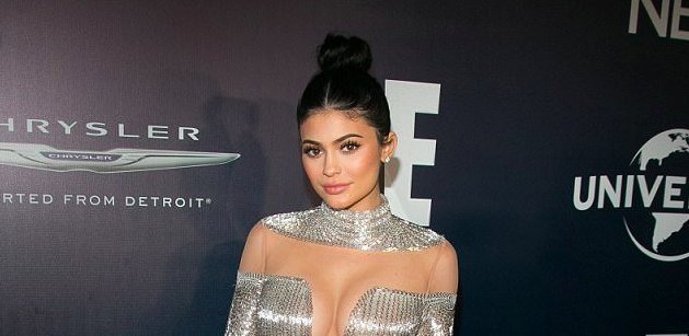 Кайли Дженнер шокировала платьем Шредингера: может есть, а может и нет