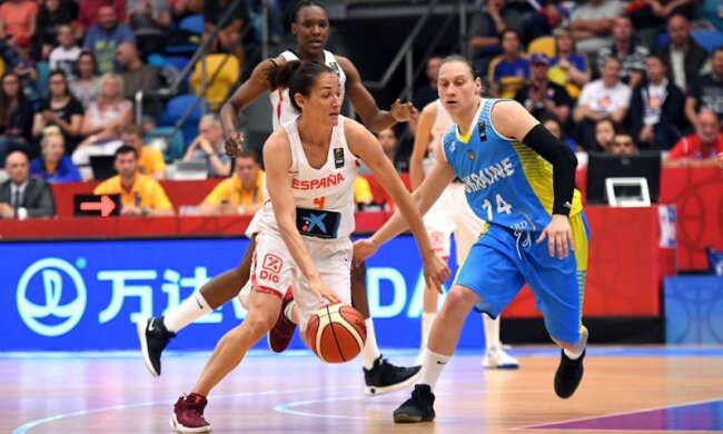 Емоційна українська вболівальниця підкорила любителів баскетболу 