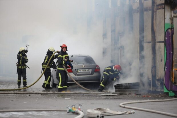 В Киеве загорелось здание, фото: РБК-Украина