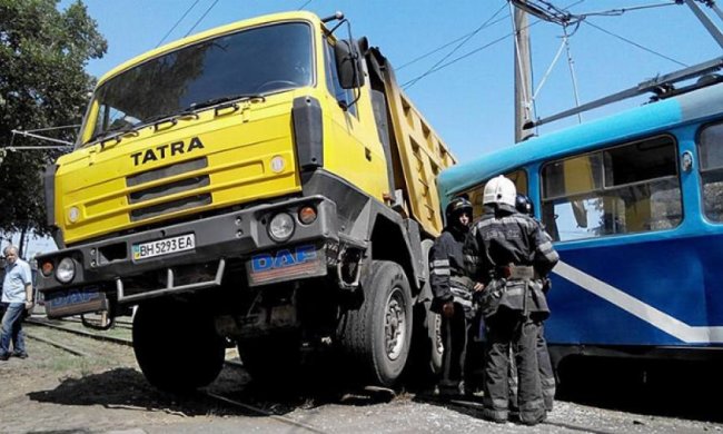 В Одесі трамвай врізався у вантажівку, є постраждалі (фото)