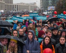 Хто не скаче, той чекіст: в мережу злили веселе відео з мітингу в Росії