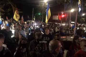 Під Києвом оточили шикарний маєток Зеленського, натовп кипить: "На Ростов!"