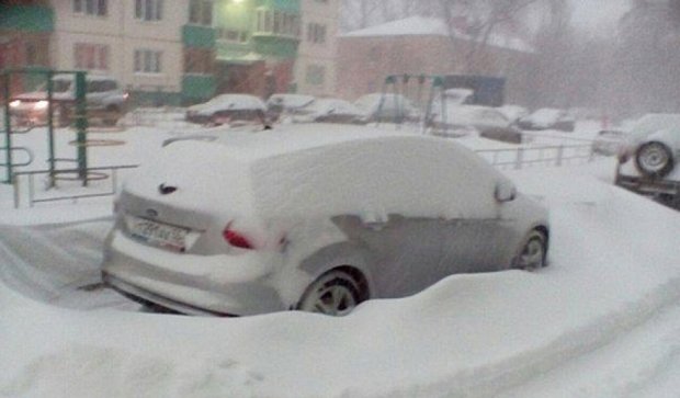 Российский город накрыло аномальным снегопадом (фото)