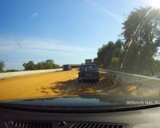 Київська траса під Одесою всіяна кукурудзою (відео)