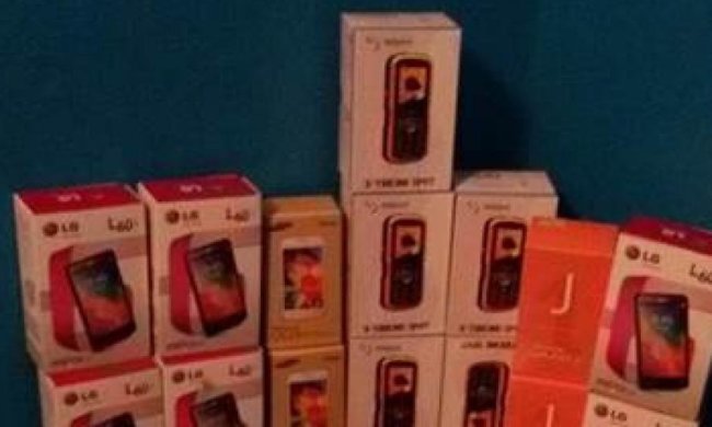 В "ЛНР" намагалися провезти сотні контрабандних мобільних телефонів (фото)