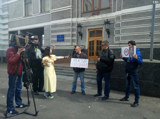 Украинские студенты срочно обратились к Зеленскому: умоляют спасти от рейдеров