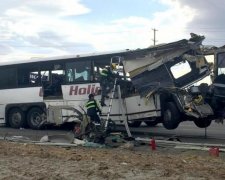 На популярному курорті перекинувся автобус: є загиблі