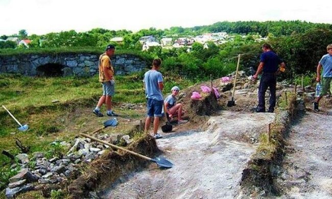 Тернопольские археологи нашли скелет защитника замка (фото)