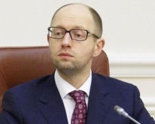 Яценюк  відволікає увагу від проблем "боротьбою с корупцією" - Томенко