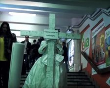 Дівчина з величезним хрестом пройшлася харківською підземкою (фото, відео)