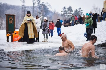 Многие люди на крещение окунаются в воду, delo