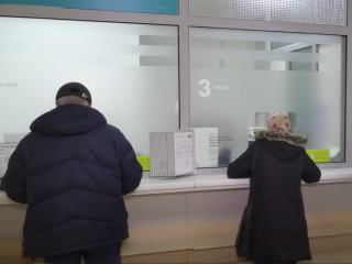 Українці у банку. Фото: скрін youtube