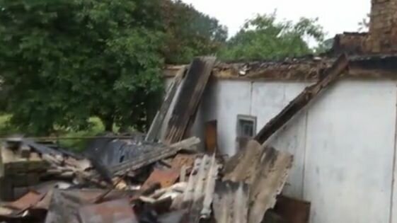 Пекельна блискавка спопелила будинок і прошила наскрізь матір 9 дітей