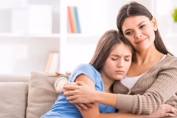 Подростки и родители, дети, поддержка, забота, соболезнования, объятия. Фото УП. Жизнь