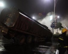 ДТП у Китаї: цистерна розлила 20 тонн сірчаної кислоти