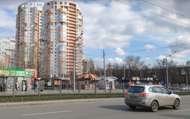 Харків'янин нахабно припаркував елітний позашляховик і прославився в мережі - "Породистий олень"